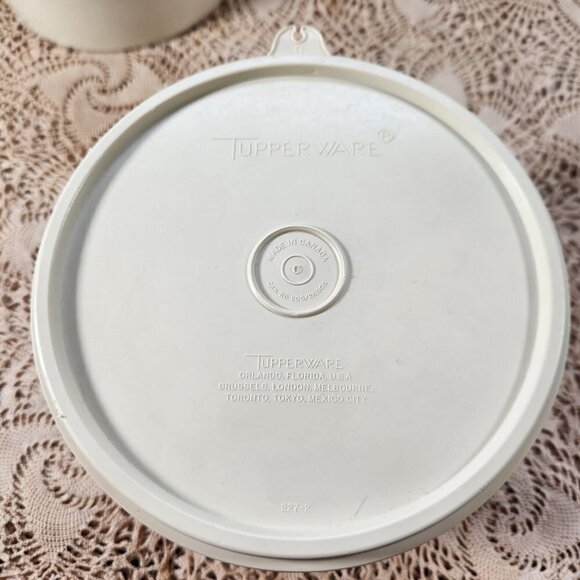 Tupperware Almond Starburst Round Storage Canister Container Set of 2 Vintage - Picture 8 of 11